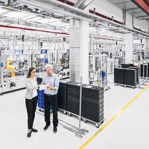 Alle Geräte und Anlagen der Fabrik sind in der Bosch-Vision an den Datenhighway angebunden.(Bild:  Wolfgang Stahl Photography)