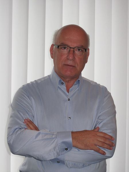 Theo Bartholomaios, Geschäftsführer des Spezialschmierstoffherstellers W. Dietz, bekannt unter der Marke Wedolit im Kurzinterview:Frage: Was bedeutet der Trend zum Leichtbau für Ihre Produkte?Antwort: Es werden ständig neue Werkstoffe, beziehungsweise Werkstoffkombinationen  getestet, die dem Ziel Gewichtsreduzierung (mehr als nur  ein „Trend“ ) dienen. Diese verhalten sich oft, was zum Beispiel die Zerspanung beziehungsweise Umformbarkeit betrifft, völlig unterschiedlich gegenüber aktuell im Einsatz befindlichen Legierungen. Hier greift unser R&D-Team ein, um adäquate Produktentwicklungen vorzunehmen; stets im Fokus: Ökonomie, Ökologie, Technologie. Unsere Zusammenarbeit mit der AMB findet direkt und indirekt statt. Sowohl namhafte Automobilhersteller als auch weltbekannte Zulieferer zählen zu unseren Kundenkreis.Frage: In einer zunehmend automatisierten Fertigung sehen Sie welche Chancen für Ihre Branche?Antwort: Es geht darum als Prozess-Partner zuverlässig und wettbewerbsfähig zu sein. Sichere, optimierte Fertigungsprozesse, Chargenrückverfolgung und offener Dialog in der Produktionskette – Rohstofflieferant-Hersteller-Kunde – diese Themen stehen im Mittelpunkt unseren Handelns.Frage: Wo sehen Sie noch konkreten Handlungsbedarf?Antwort: In der engeren Zusammenarbeit bei Richtlinienerstellung; es hat nie geschadet mal Argumenten der anderen Seite anzuhören. (Bild: W. Dietz)