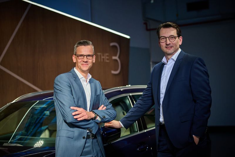 Produktionsvorstand Milan Nedeljković (r.) und Werkleiter Peter Weber mit dem neuen BMW 3er im Werk München. Produktionsvorstand Milan Nedeljković (r.) und Werkleiter Peter Weber mit dem neuen BMW 3er im Werk München.