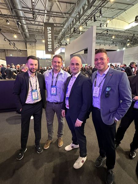 Steven Pollok (Samsung) mit den S&K Jungs (v. l.) Eric Demurchyan, Timo Tübke und Oliver Panitz. (Bild: Vogel IT-Medien GmbH)