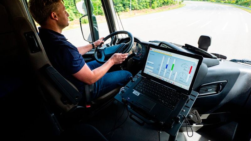 Das Grundprinzip ähnelt dem eines Hybrid-Pkw. Zwischen Dieselmotor und Getriebe sitzt ein Elektromotor. Er unterstützt beim Anfahren und Beschleunigen, gewinnt Energie beim Bremsen zurück und treibt den Lkw auf kurzen Strecken sogar allein an. (Bild: ZF)