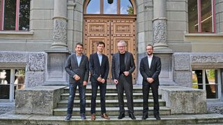 Philipp Haslebacher und Simon Zumbrunnen von Reseatech, Bürkert-Geschäftsführer Heribert Rohrbeck und der Projektverantwortliche Caspar von Schoeler (Bild: Bürkert Fluid Control Systems)