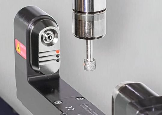 Auf der Messe präsentiert Blum auch die Funktion «Grinding-Control» für die «Digilog»-Lasermesssysteme. Sie ermöglicht die präzise Ermittlung der tatsächlichen Geometrie von Schleifwerkzeugen.(Bild:  Blum-Novotest)