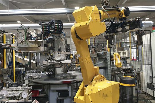 (Um Aufträge zu generieren, muss SMI auch Montageleistungen anbieten. Die beiden Hälften der Zylinderkopfhaube und der Nockenwellenlagerdeckel werden vollautomatisiert zusammengesetzt. Bild: Mapal)