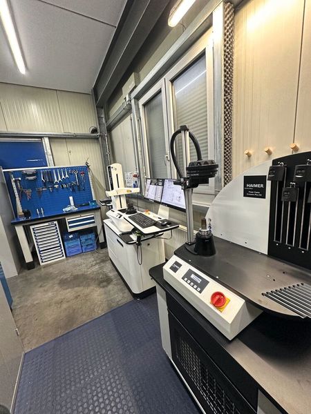 Die jüngste Investition ins Werkzeugmanagement betraf wieder ein Haimer-Produkt: Vom Schrumpfgerät «Power Clamp Economic Plus NG» (rechts vorne) verspricht sich Strunk unter anderem eine gesteigerte Effizienz bei der Werkzeugspannung. (Bild: Haimer)