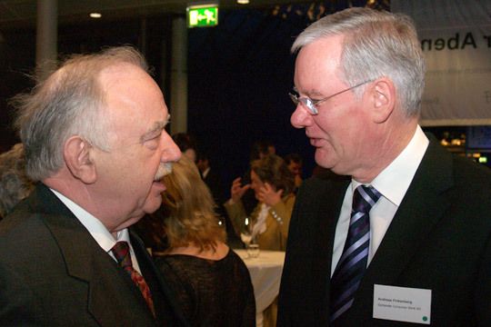 Andreas Finkenberg, Vorstandsvorsitzender der Santander Consumer Bank, kam nach Leipzig mit: Hier ist er im Gespräch mit dem ehemaligen ZDK-Präsidenten Bernhard Enning.  (Archiv: Vogel Business Media)