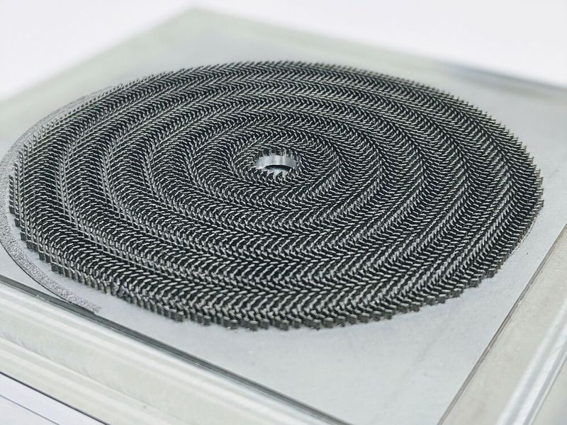 Bild der additiv gefertigten MTS-Antenne mit 10 cm Durchmesser. (Bild: D. González-Ovejero, O. Yurduseven, G. Chattopadhyay und N. Chahat, „Metasurface Antennas: Flat Antennas for Small Satellites“ in CubeSat Antenna Design, IEEE, 2021, S. 255–313.)