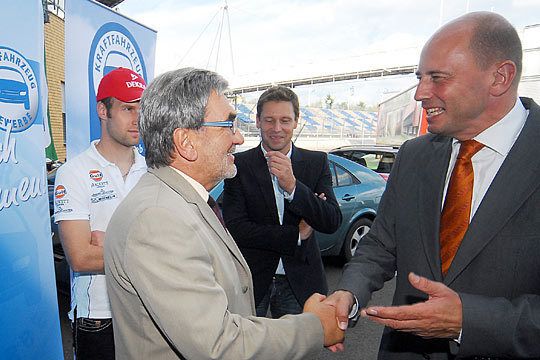 Herzliche Begrüßung unter Kollegen Ost: Landesverbandspräsident Hans-Peter Lange (li.) und Verkehrsminister Wolfgang Tiefensee. (Archiv: Vogel Business Media)