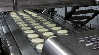 Der Käse kommt in unterschiedlichsten Variationen und in unterschiedlichen Fettstufen in den Handel. Verpackt werden jährlich rund 50 bis 60 Mio. Einheiten. (Multivac)