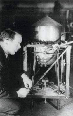Bild 4: Arthur C. Ruge am Modell eines Wassertanks auf einem Rütteltisch mit den ersten Dehnungsmessstreifen (Untersuchung des Verhaltens bei Erdbeben). (Stefan Keil)