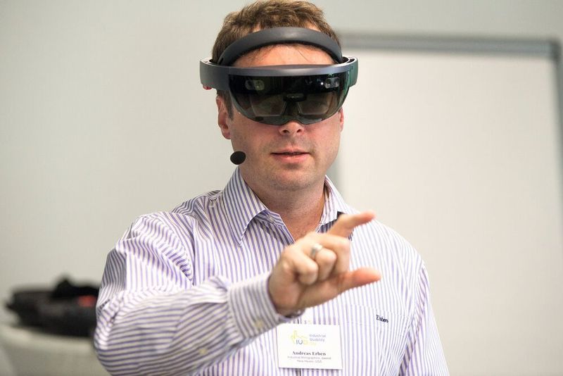 In der Eröffnungskeynote erklärte Andreas Erben, der CTO Industrial Holographics, wie Mixed-Reality-Brillen die Industrial Usability in neue Dimensionen führen können. (J. Untch / Vogel Communications Group GmbH & Co. KG)