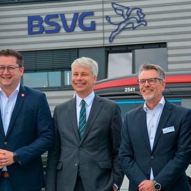 Feierliche Einweihung des neuen Depots: BSVG-Aufsichtsratsvorsitzender Claas Merfort, Oberbürgermeister Thorsten Kornblum, Bundesverkehrsminister Steffen Bilger, BSVG-Geschäftsführer Frank Brandt und Carsten Sieloff von der LNVG (vlnr.) (Bild: BSVG)