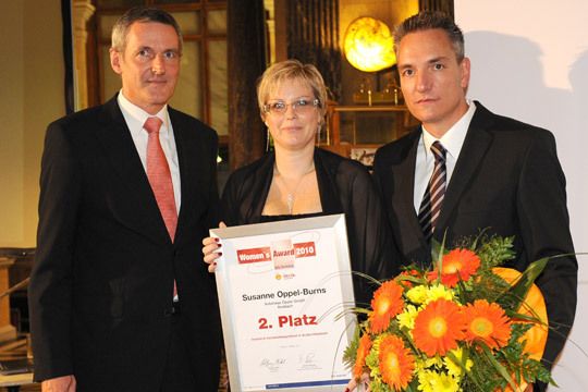 Susanne Oppel-Burns, Geschäftsführerin des Autohauses Oppel in Ansbach, kam auf Platz zwei beim Women’s Award 2010. Torsten Repkewitz (li.) von Shell und Wolfgang Michel von »kfz-betrieb« überreichten die Urkunde. (Archiv: Vogel Business Media)