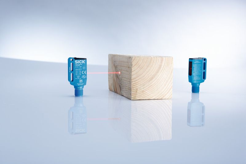 Lasersensoren erzeugen auch über große Entfernungen einen sehr kleinen Lichtfleck auf dem Detektionsgut, so dass auch kleine Objekte und Merkmale erkannt werden können. (Bild: Sick)