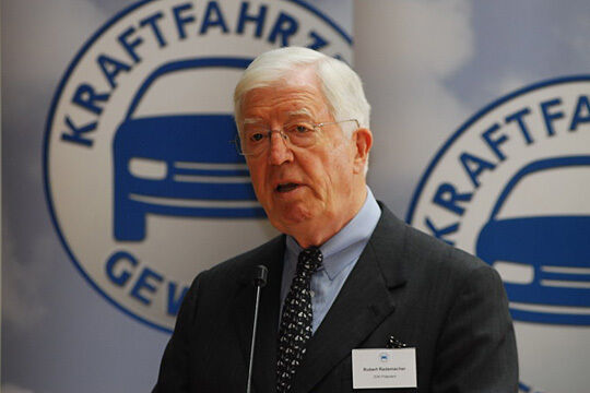 ZDK-Präsident Robert Rademacher würdigte, dass Volker Kuhn während seiner 18-jährigen Tätigkeit für den Verband Außerordentliches geleistet habe. (Zietz)