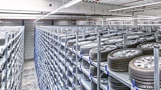 Die hochwertigen Sommer- und Winterräder sollten in den Regalen der Kfz-Betriebe felgen- und reifenschonend eingelagert werden.  (Gewe)