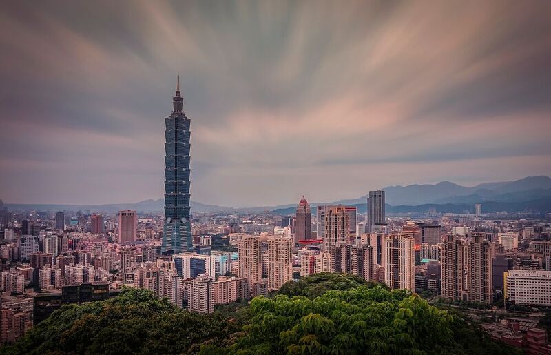 Platz 3: Mit knapp über 60 km/h (entspricht 16,8 m/s) bringen die Aufzüge Besucher des Wolkenkratzers Taipei 101 nach oben. In 37 Sekunden ist der Aussichtsbereich in 382 Metern Höher erreicht. (Bild: frei lizenziert)