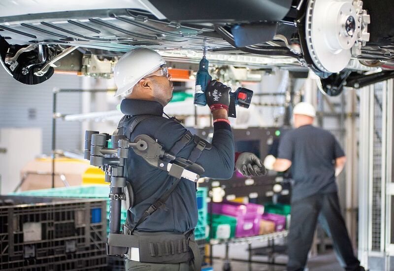 Die Exoskelettweste im BMW-Group-Werk Spartanburg entlastet den Mitarbeiter unter anderem bei längerem Stehen. (BMW/Fred Rollison Photography)