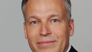 Holger Cremer, bei Dematic Leiter Research & Development Mechatronik für Europa, betont die niedrigen Energiekosten des neuen Palettiersystems Amcap. (Bild: Dematic)