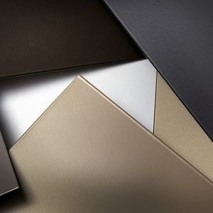 Bild 1: Mit Pulverlacken werden Eloxaleffekte erreicht. Die Farbtöne sind dem Euras-Fächer angeglichen, an dem sich die Herstellung farbeloxierter Aluminiumoberflächen orientiert.