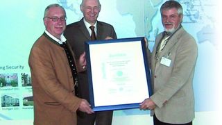 Bild 1: Überreichung der Urkunde durch Joachim Thiel von der Berufsgenossenschaft der Feinmechanik und Elektrotechnik (rechts) an die verantwortliche Leitung, vertreten durch Christof Ziegler (Mitte) und Lothar Seiler (links), Fachkraft für Arbeitssicherheit, als Vertetung der Fachabteilung Arbeitssicherheit. (Archiv: Vogel Business Media)