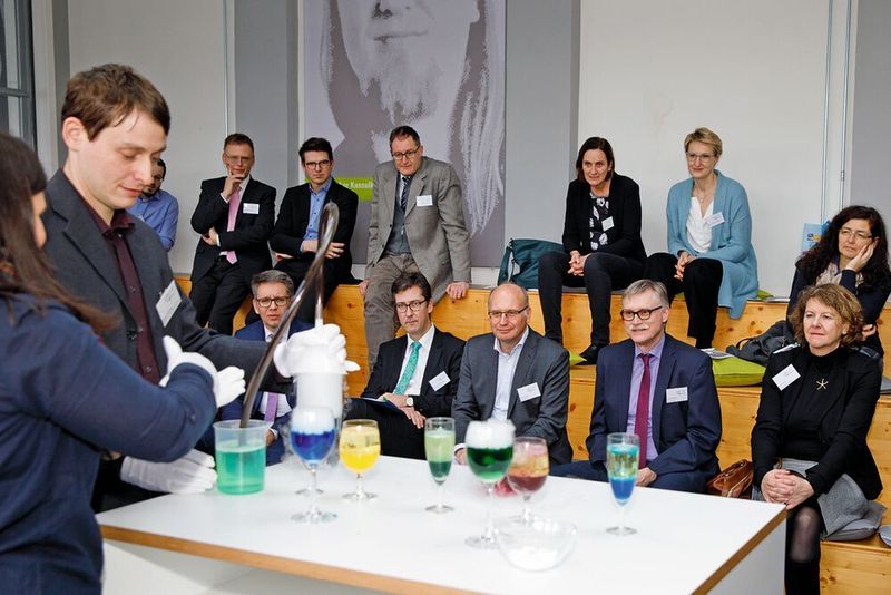 In Würzburg traf sich Anfang Februar das erste gemeinsame Bildungspanel „Verantwortung in ungestümen Zeiten“ der Initiative Junge Forscherinnen und Forscher e.V. (IJF) und der Vogel Stiftung Dr. Eckernkamp. (Anderas Grasser/IJF)