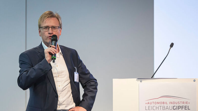 Claus-Peter Köth, Chefredakteur des Fachmediums Automobil Industrie: „Die E-Mobilität wird ohne Subventionen noch lange nur für wohlhabende Länder eine ernsthafte Alternative sein.“