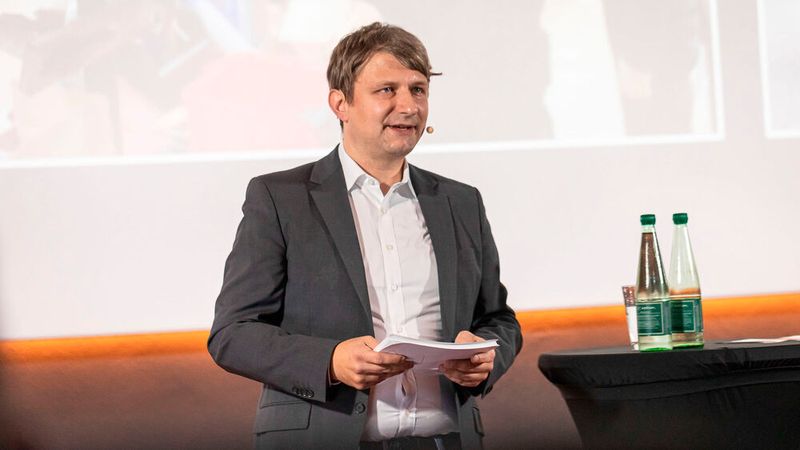 Dr. Martin Achter von »kfz-betrieb« moderierte die Veranstaltung und stellte gemeinsam mit den Sponsorvertretern ... (Bild: Stefan Bausewein)