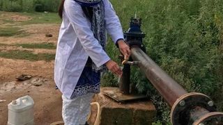 Probenahme an einer Grundwasserpumpstation im Distrikt Gujrat, Provinz Punjab  (Tasawar Khanam, Comsats)