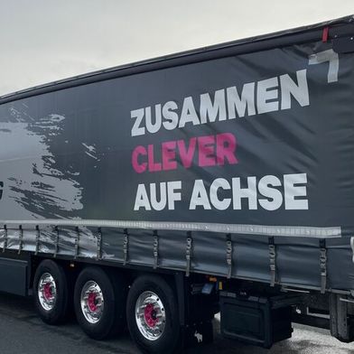 Lkw-Anhänger-Hersteller wie Schmitz Cargobull wehren sich gegen aus ihrer Sicht unrealistische EU-Vorgaben. (Bild: Schmitz Cargobull/ Hans Wormser AG)
