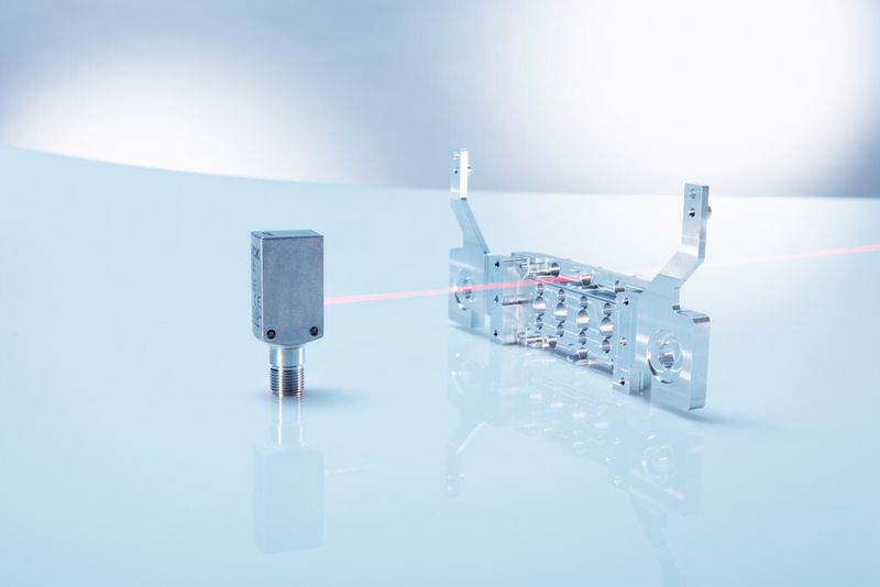 Der schmale Strahlengang des Lasers ermöglicht es, Objekte auch durch enge Öffnungen hindurch zu erfassen. (Bild: Sick)