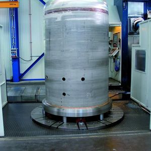 Ein Karussell-Drehtisch mit 2500 mm Durchmesser, einer Traglast von 25 t und Drehzahlen bis 80 min—1 ermöglicht die Drehbearbeitung und die fünfseitige Fräsbearbeitung eines Werkstückes in einer Aufspannung.