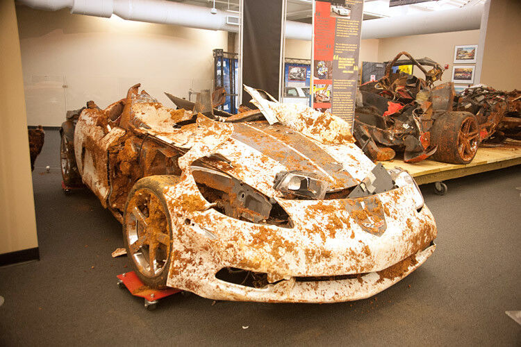 Die Fahrzeuge die nach dem Erdrutsch als erste abstürzten und somit die folgenden Einstürze abbekamen sind wohl unwiederbringlich verloren. (National Corvette Museum)