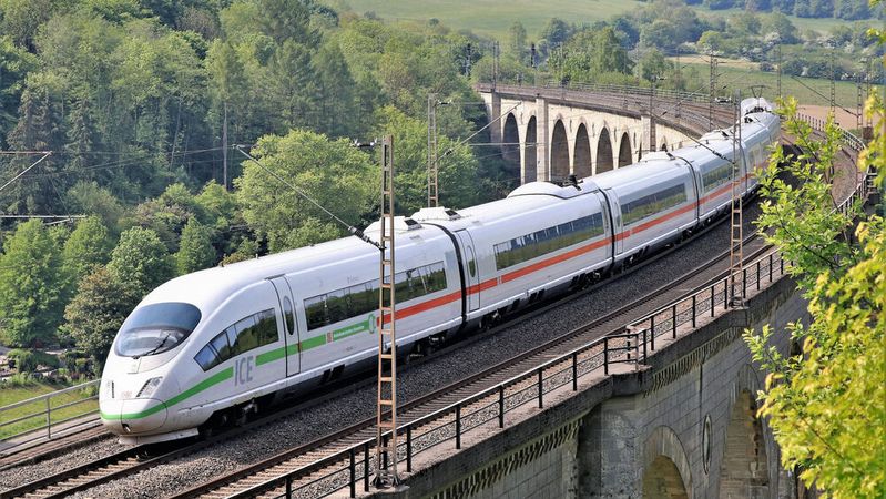 Die Deutsche Bahn wirbt mit 100 Prozent Grünstrom im Fernverkehr. Die Deutsche Bahn wirbt mit 100 Prozent Grünstrom im Fernverkehr.
