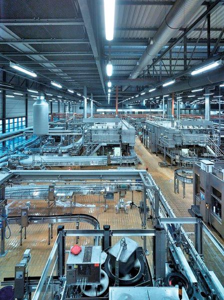 Bild 2: Fertigungsbetriebe stellen besonders hohe Ansprüche an die Sicherheit, Flexibilität und Effizienz der elektrischen Infrastruktur. (Bild: Siemens)