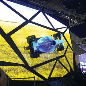 Installation mit einem Dutzend Laser-Beamern als Blickfang am Epson-Stand.