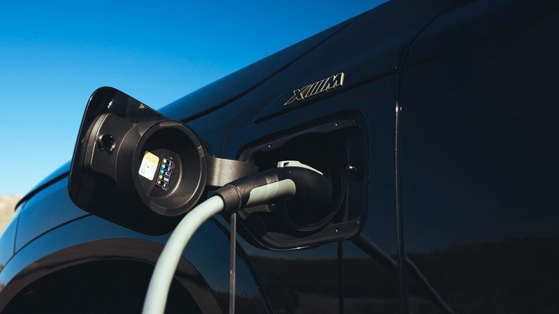 Der Geländewagen kann auch rein elektrisch fahren, immerhin bis zu 140 km/h und maximal 90 Kilometer weit. (Bild: Autoren-Union Mobilität/BMW)