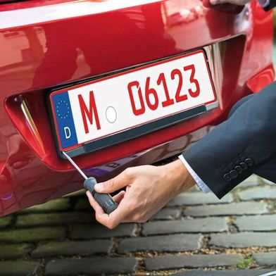 Wer rote 06-Kennzeichen nicht regelkonform verwendet, muss damit rechnen, dass es im Schadenfall teuer werden kann. (Bild: Andrey Popov -  iStock.com)