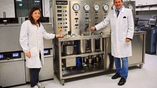 Forscherin Giovanna Ferrentino und Prof. Matteo Scampicchio haben ein neues Oleogel auf Basis von Apfelschalen entwickelt. (Bild: unibz/Rabensteiner)