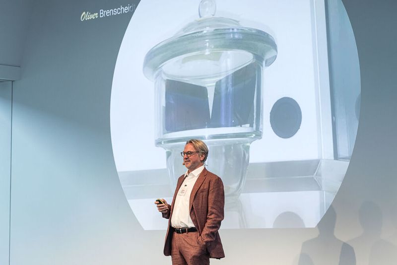 16. Anwenderkongress Steckverbinder: Der Tag 2 auf dem Steckverbinderkongress 2022 hatte den Themenschwerpunkt auf Oberflächen und Werkstoffen. Das umfasste die Konfektion Schwerer Steckverbinder für den Schaltschrankbau ebenso wie Hochstromkontakte für die E-Mobilität und funktionalisierte Oberflächen im Einsatz auf der ISS im Weltraum. (Bild: Elektronikpraxis)