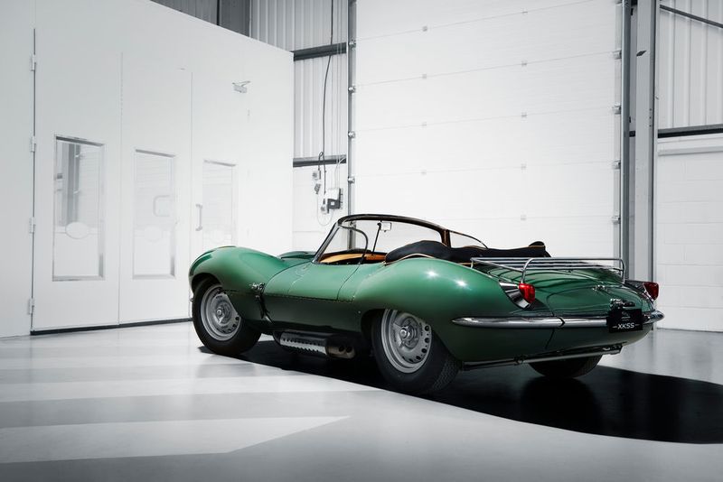 Für die fabrikneuen Oldtimer müssen die Kunden tief in die Tasche greifen: Mindestens eine Million Pfund sind nötig. Wenn man bedenkt, dass für die ersten 16 XKSS mittlerweile allerdings ein Wert von 30 Millionen Dollar geschätzt wird, ist das wahrscheinlich noch immer ein Schnäppchen. (Jaguar)