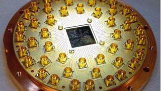 Der Quantencomputer-Chip, der bei den Versuchsreihen zum Einsatz kam. Forschenden der ETH Zürich konnten erstmals Fehler in Quantensystemen soweit automatisch korrigieren, dass die Ergebnisse der Quantenoperationen praktisch verwendet werden können.  (ETH Zürich / Quantum Device Lab)