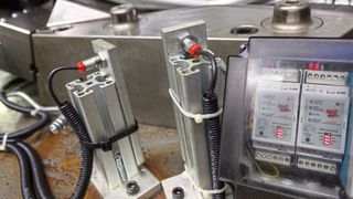 Beim Hydroforming muss der Rohling für einen sicheren Umformprozess absolut exakt in der Kontur des Unterwerkzeugs liegen. Überprüft wird dies mithilfe von Hochleistungslichtschranken. (Bild: IPF Electronic)