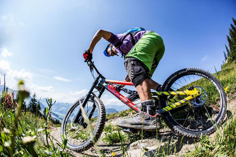Durch die stufenlose Geometrieverstellung sind die Mountainbikes optimal zum Bergauffahren ... (Bild: Bionicon)