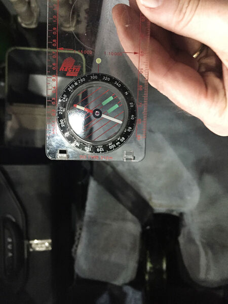Der Magnetkompass weist den Weg zum Magnetismus. 
Die deutliche Missweisung innerhalb des Cockpits. (Maurer Magnetic)