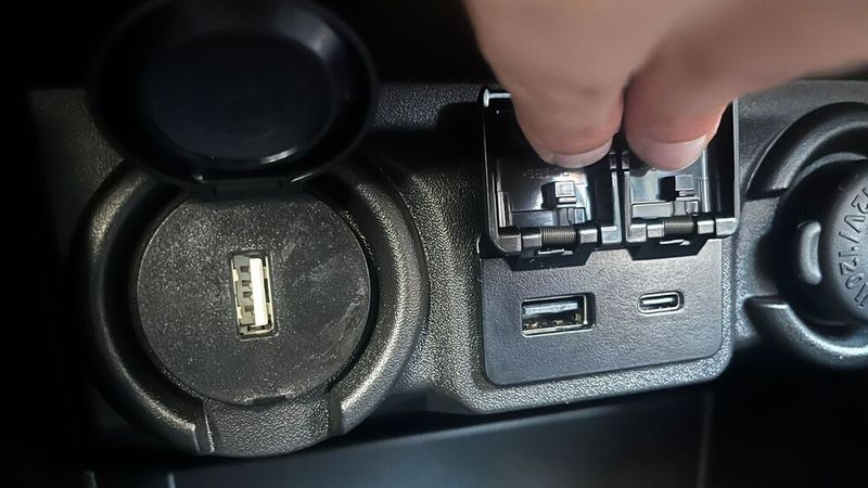 Vorne gibt es dafür drei USB-Anschlüsse, einen USB-C-Anschluss und zwei für Typ-A-Kabel, die eher ein Auslaufmodell sind. (Bild: Simon – VCG)
