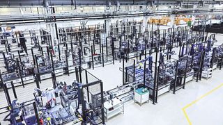 Roboter bauen Roboter in Fürstenfeldbruck: Noch bauen Menschen mit in der Fertigung von Agile Robots. (Bild: Agile Robots)