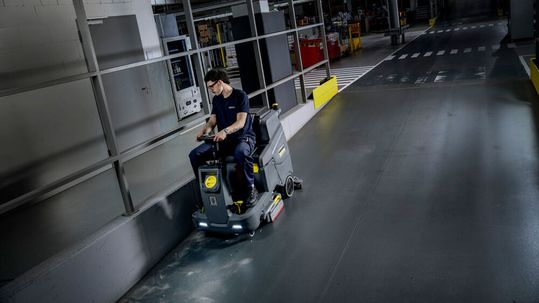Auch bei längeren Einsätzen ist die neue Aufsitz-Scheuersaugmaschine B 85 R Classic dank des bequemen Sitzes eine große Arbeitserleichterung.(Bild:  Kärcher)