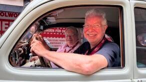 Die Teilnehmenden waren voll des Lobes für die Strecke und die Organisation der Einbecker Oldtimertage. So wie auch Eberhard Kittler, von 2014 bis 2020 Leiter der Stiftung AutoMuseum Volkswagen. (Bild: PS.Speicher)