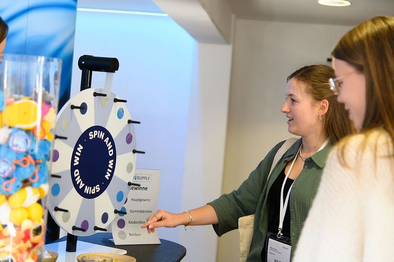 Ebenfalls wieder dabei: die Plüschmikroben als Dankeschön für neue Newsletter-Abos, sowie das LAB-SUPPLY Glücksrad mit kleinen Gewinnen.    Mehr Infos zu den kommenden LAB-SUPPLY-Messen finden Sie auf www.lab-supply.info (Bild: Stefan Stark)